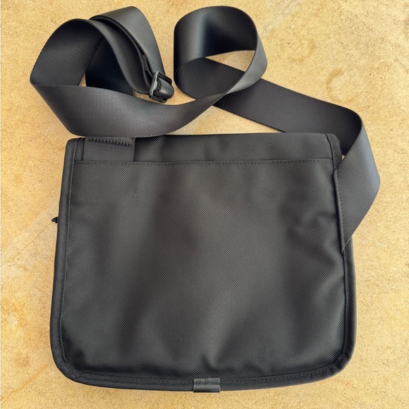 EUC Tumi black nylon messenger bag - Picture 6 of 6